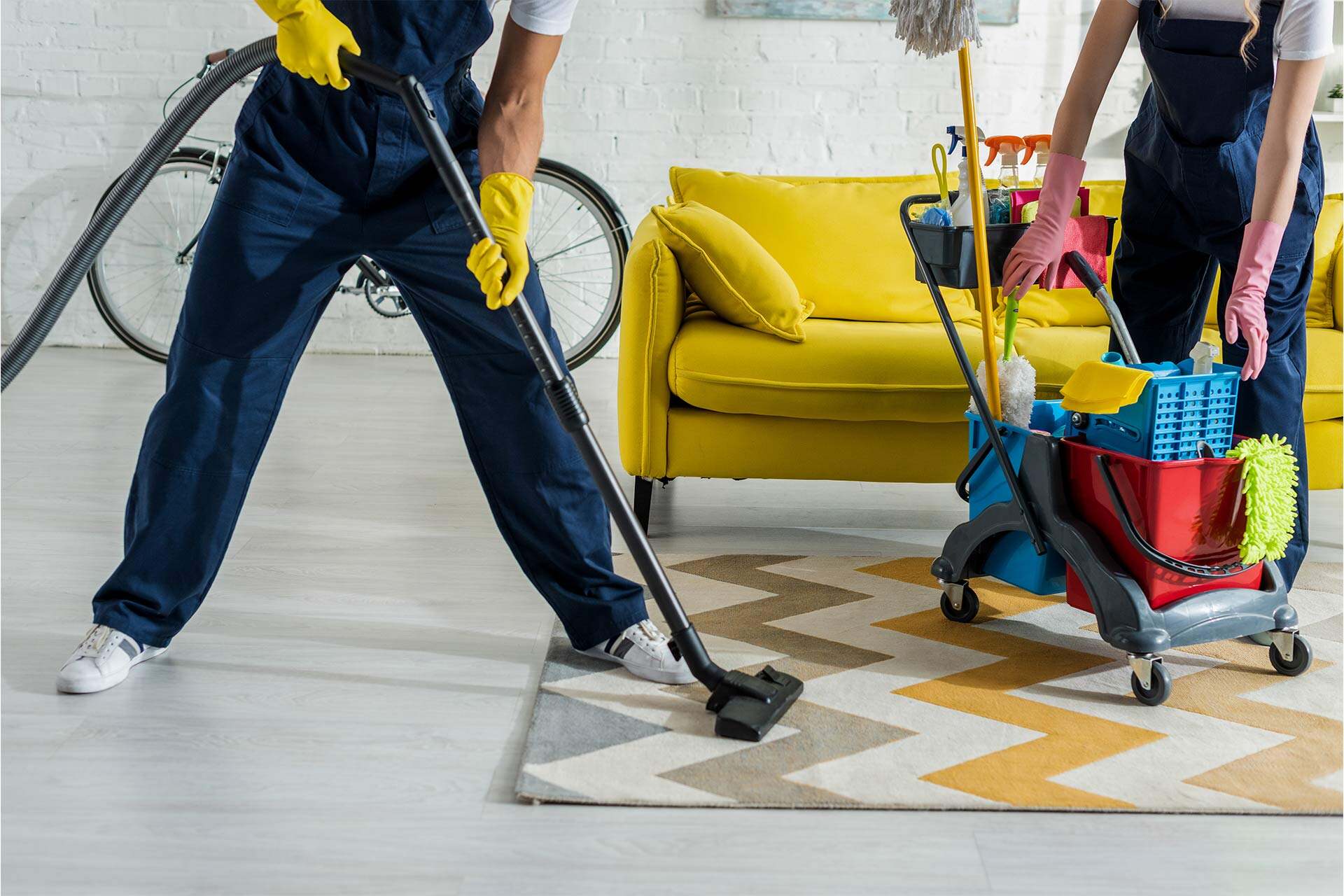 Echipa RealCleaning in timpul unei interventii de curatenie spatii comerciale din Bucuresti