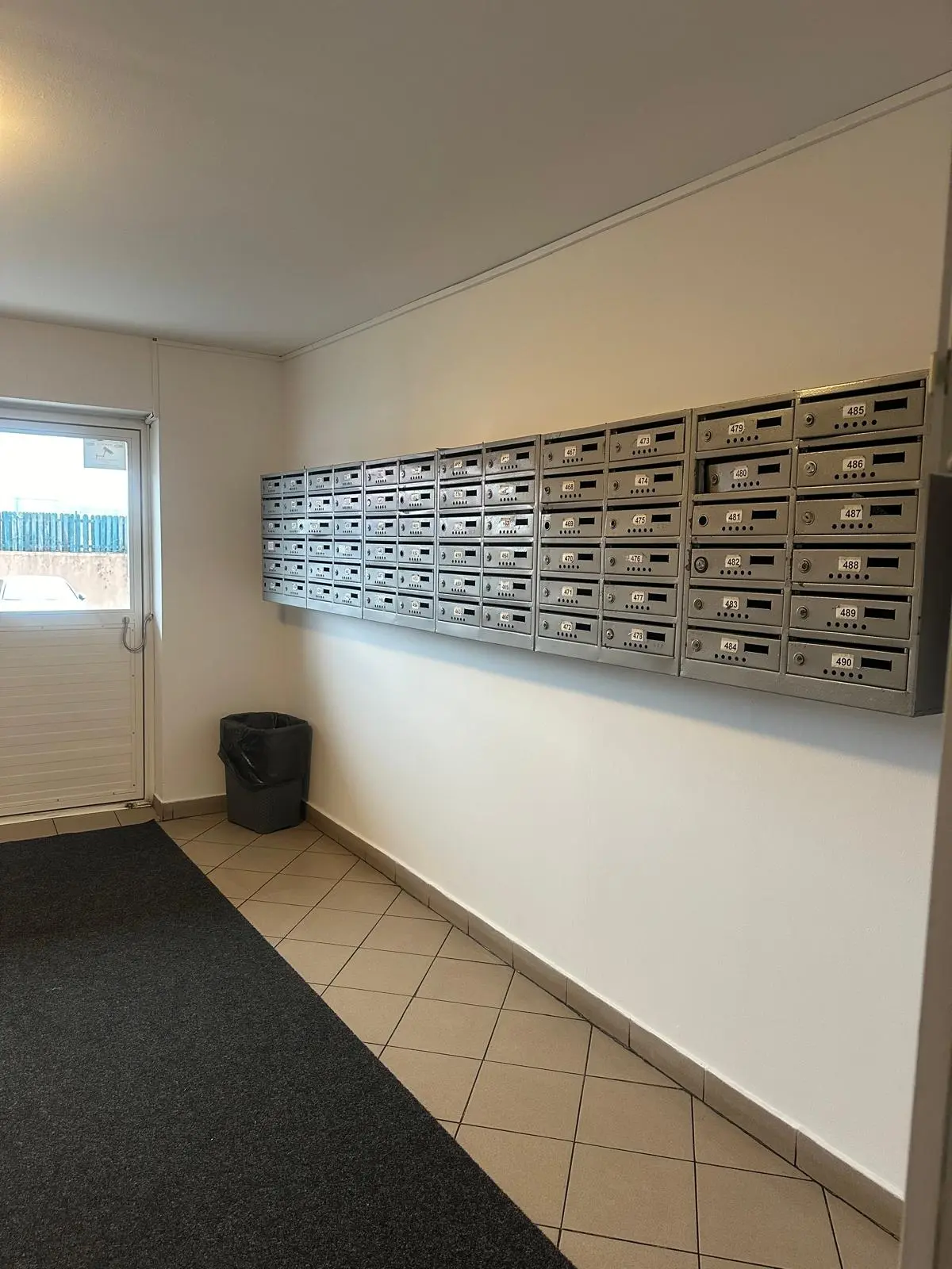 Intrare in bloc si zona cutiilor postale curatata