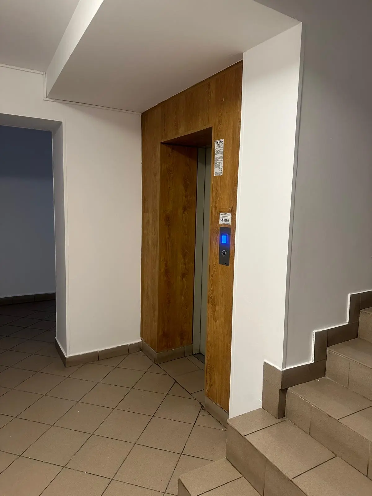 Lift si zona de acces intr-un bloc curatat