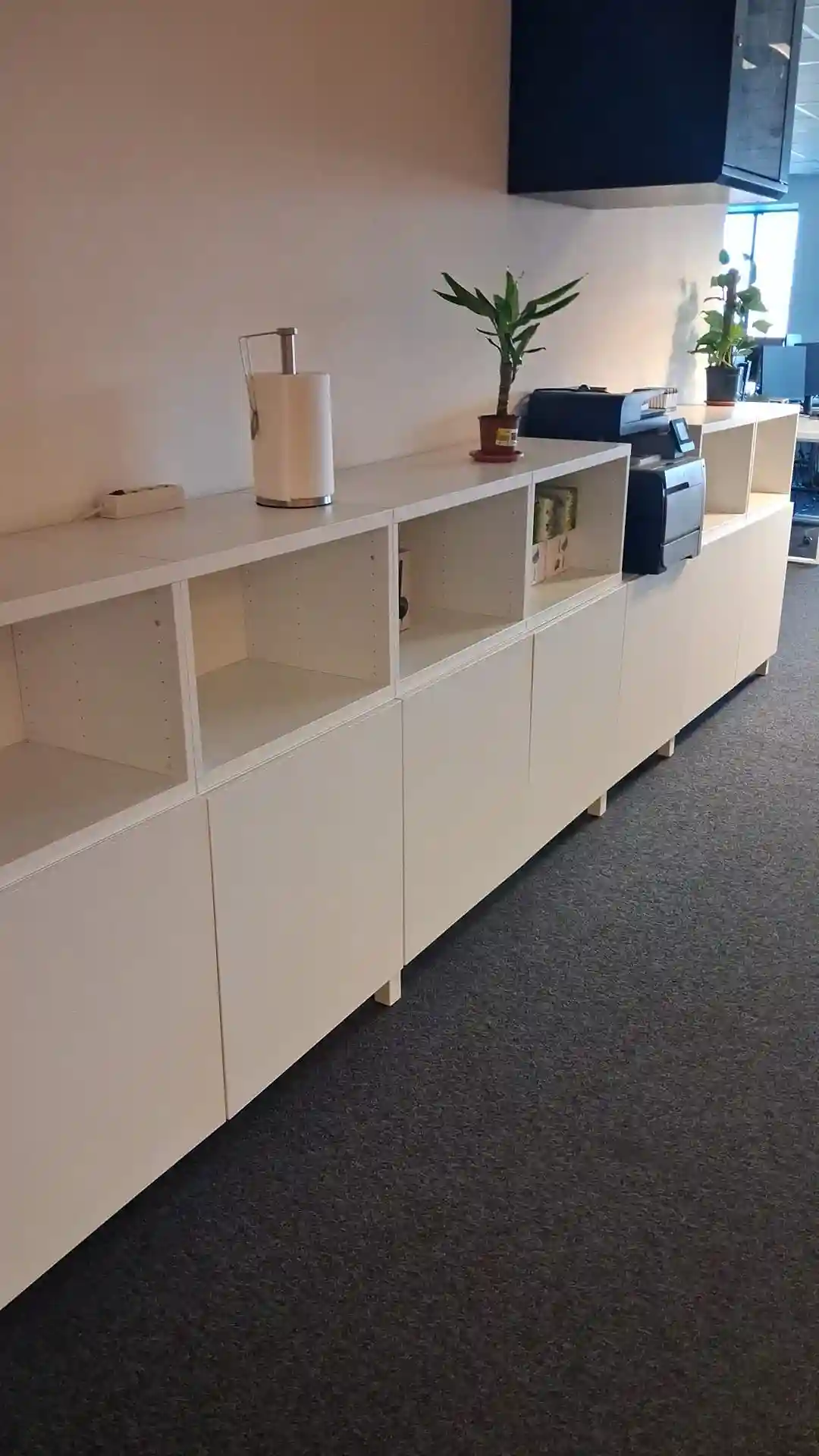 Dulapuri si suprafete de mobilier sterse in cadrul unui serviciu de curatenie birouri