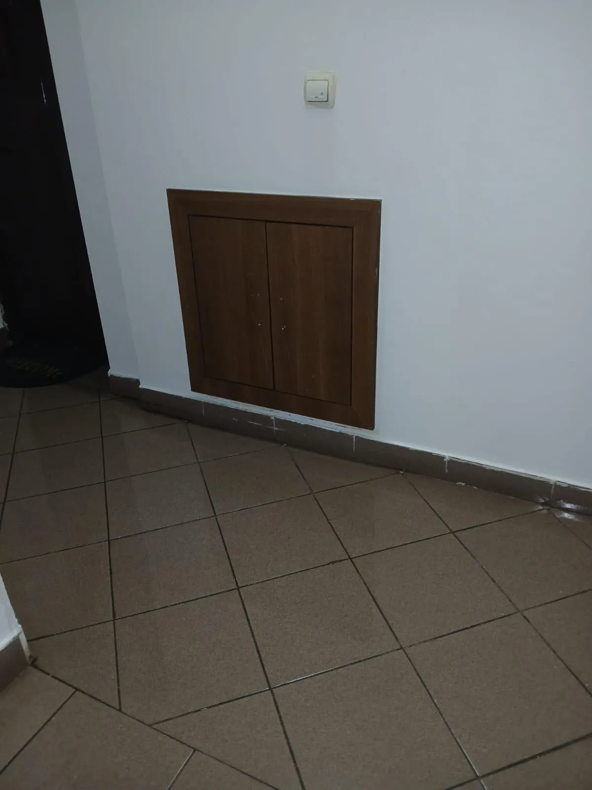 Curatenie pe etaj la scara blocului