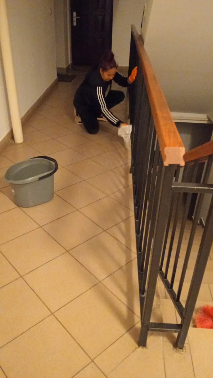 Curatare balustrade la scara blocului