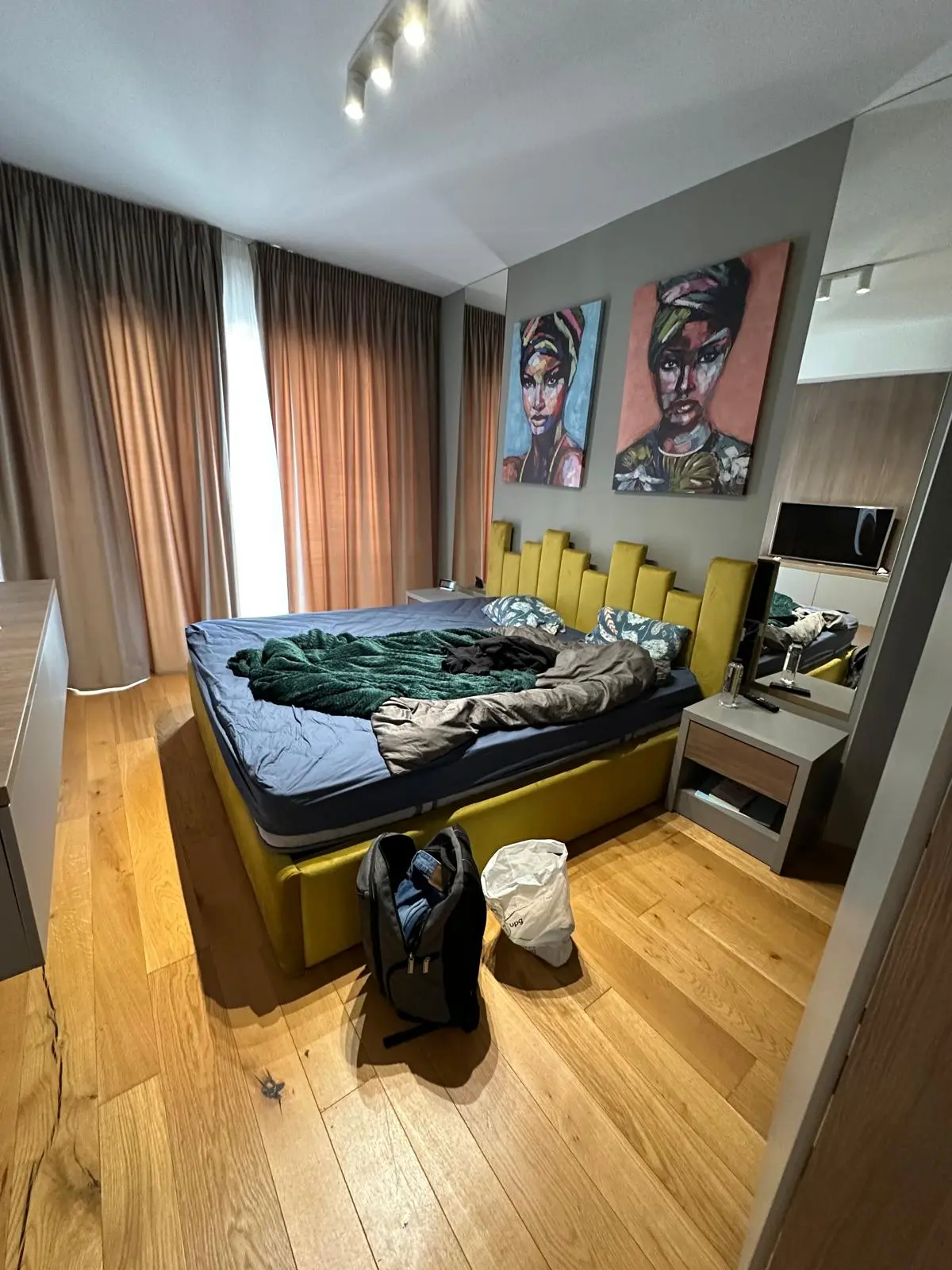 Dormitor înainte de curățenie la domiciliu București